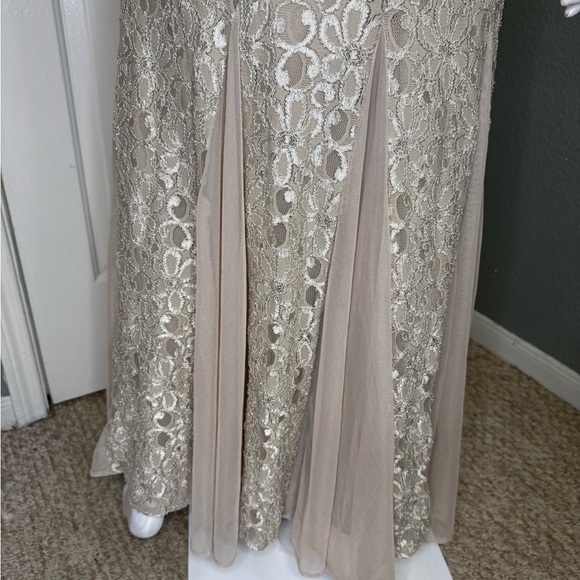 R&M Richards formal gown dress with lace and pearls size 6, - Picture 10 of 12
